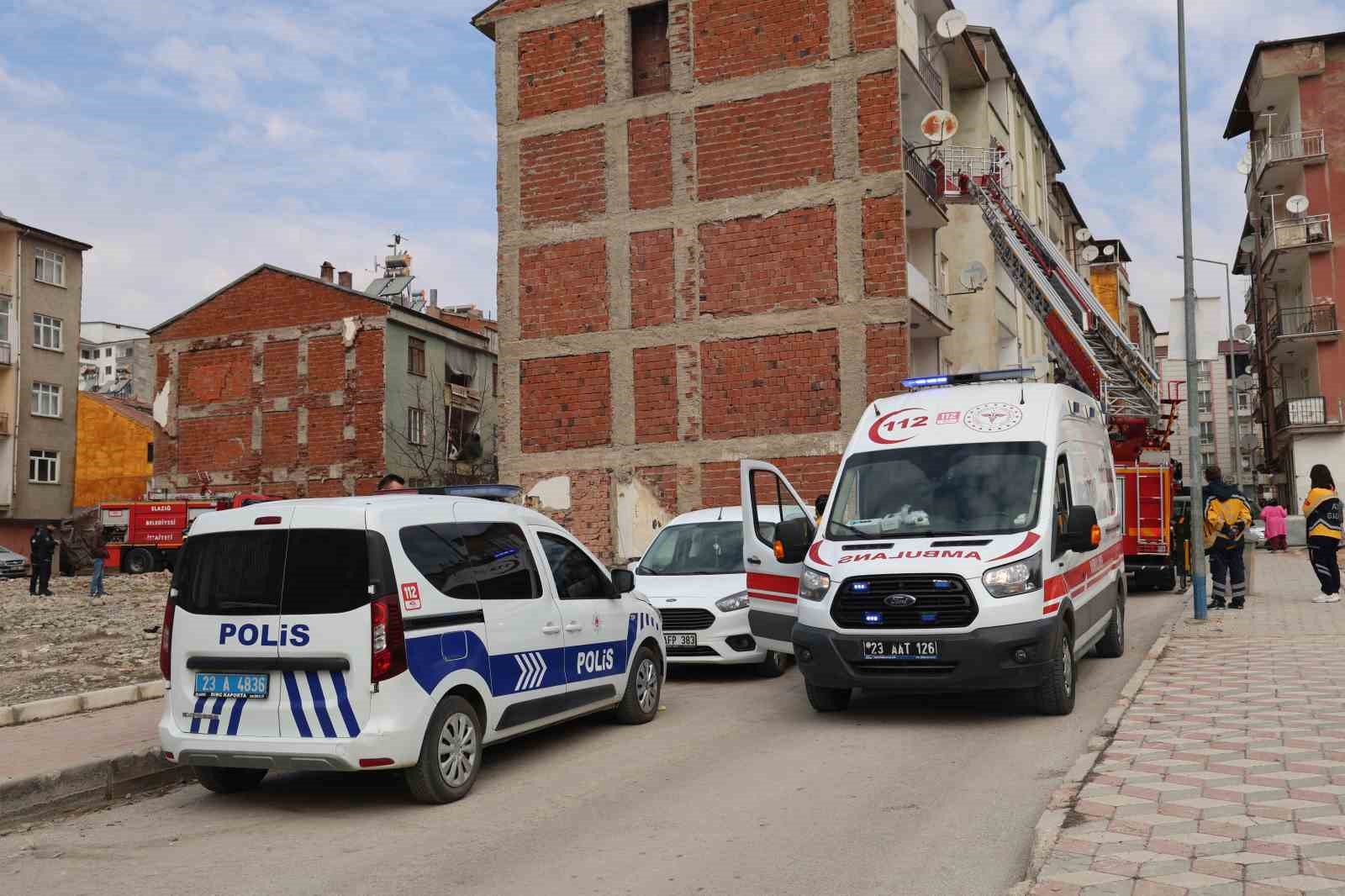 Elazığ’da ev yangını paniğe neden oldu
