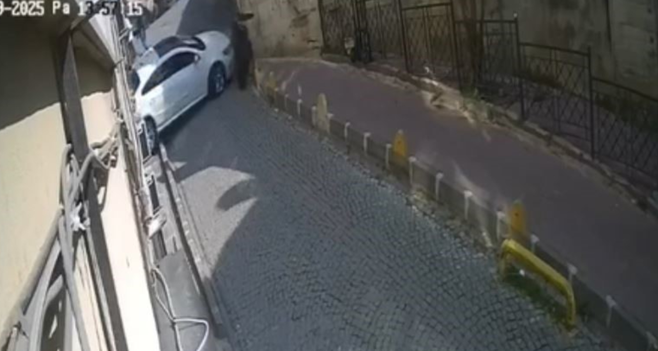 Fatih’te vitesleri karıştırınca kaldırımdaki kadına çarptı: O anlar kamerada