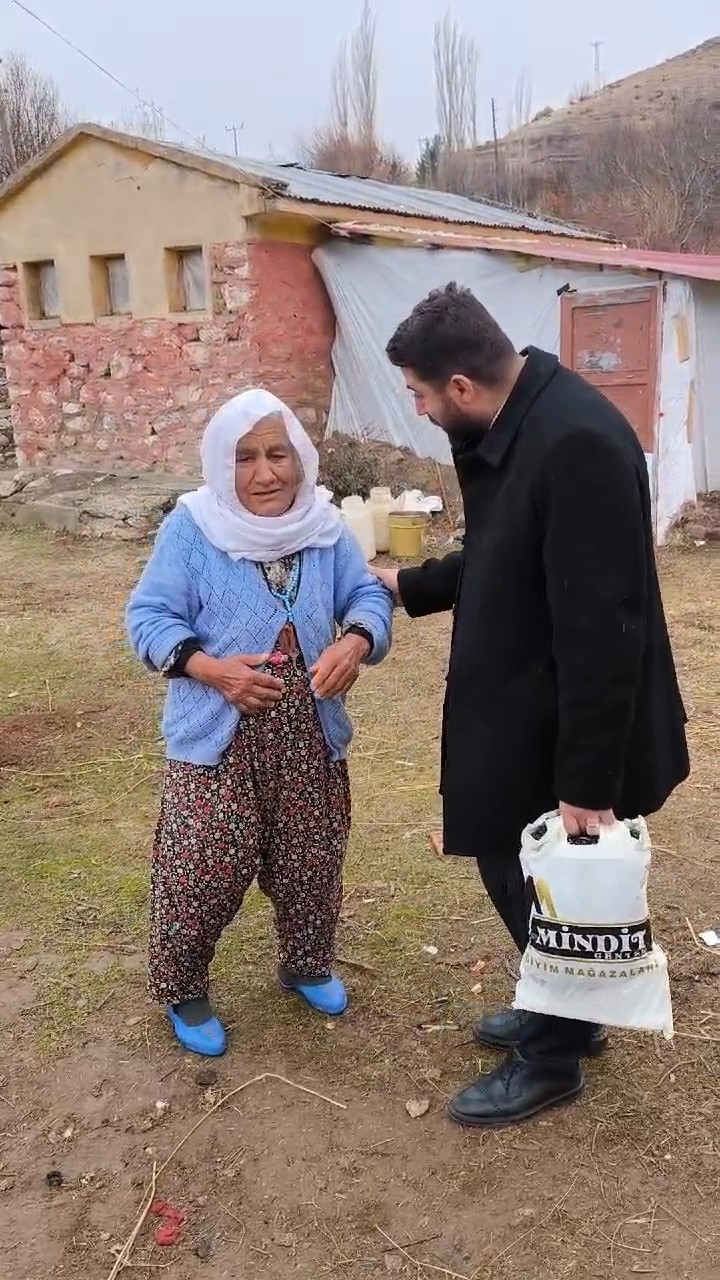 Tilki nöbeti tutan Tayyibe nineye civciv hediye edildi