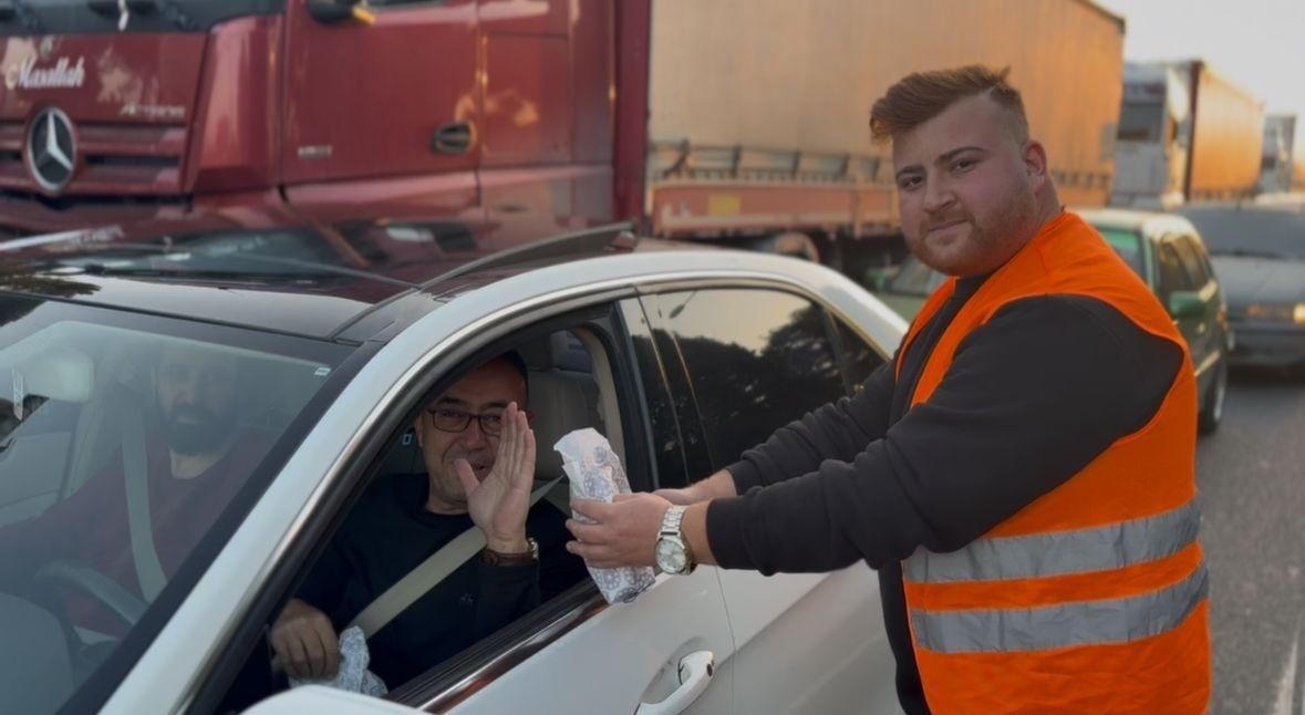 Manisa’da iftara yetişemeyen vatandaşlara AK Partili gençlerden ikram