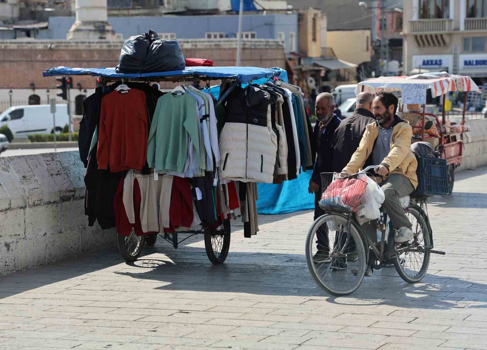 Adana’da tarihi Taşköprü seyyara kaldı