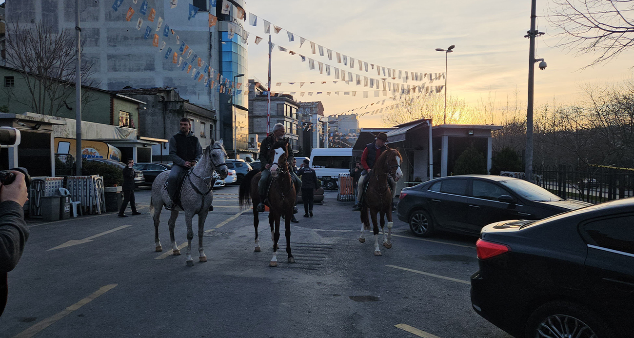 At üstünde Hacca gidiyorlar!