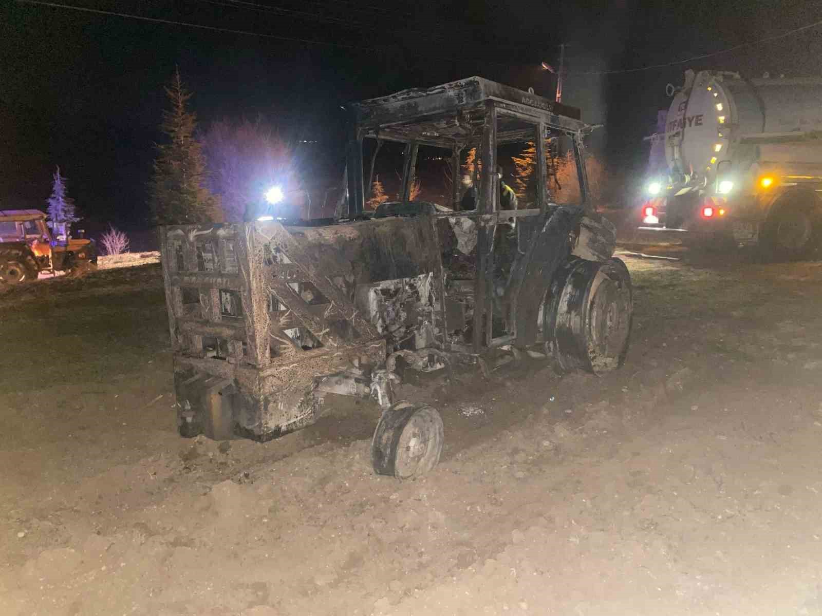 Tokat’taki yangında samanlık ve traktör küle döndü