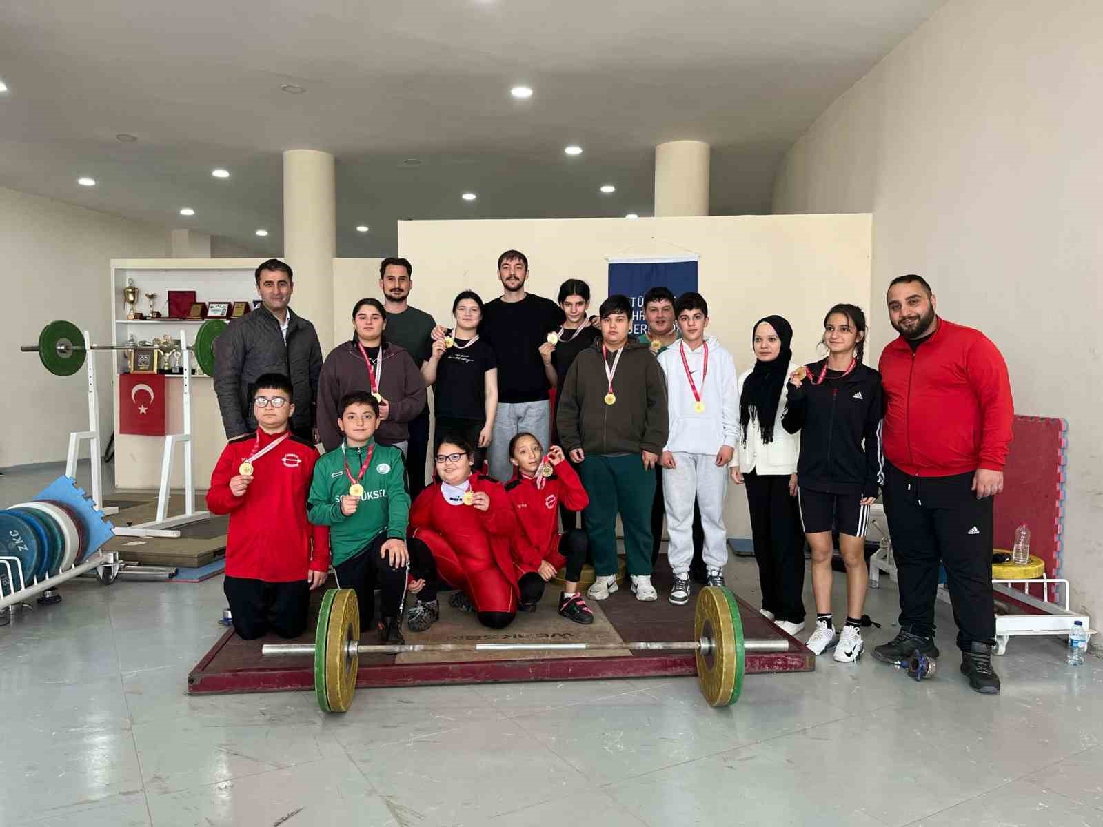 Kilolarca ağırlık kaldırdılar