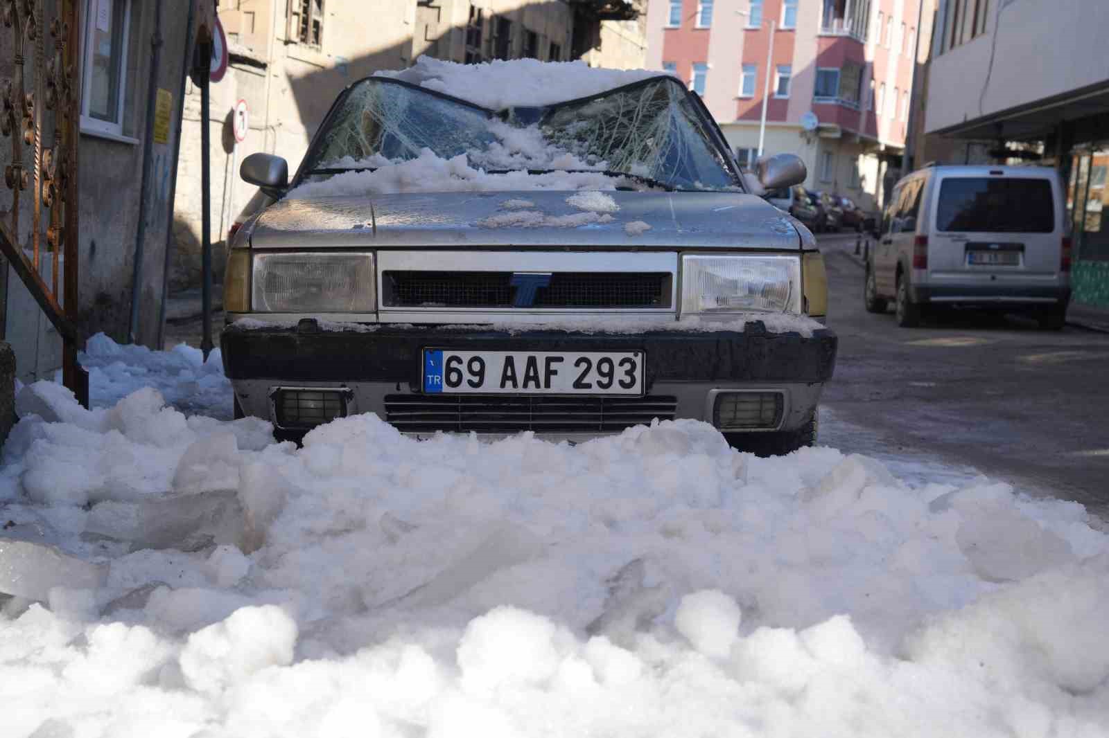 Bayburt’ta kar kütlesinin düştüğü Fiat Tofaş marka araç hurdaya döndü