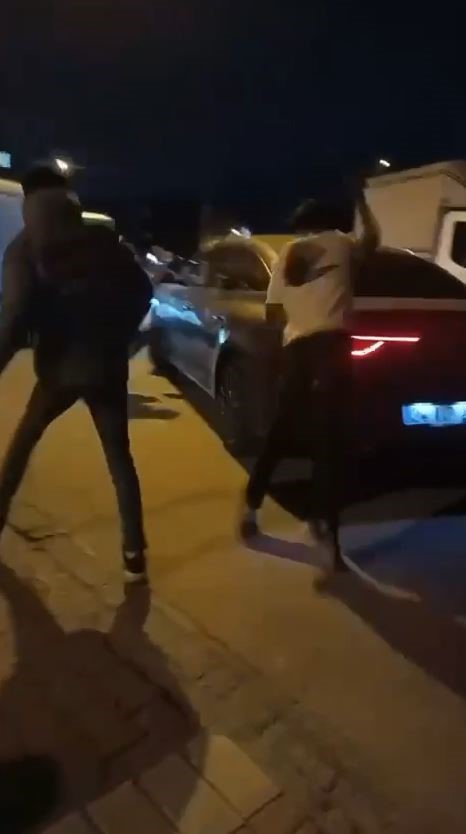 Esenyurt’ta uyuşturucu sattığı iddia edilen adama mahalleli saldırdı