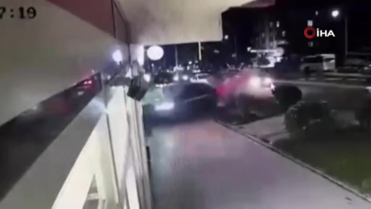 Kontrolden çıkan otomobil 3 kişiye çarpıp markete daldı