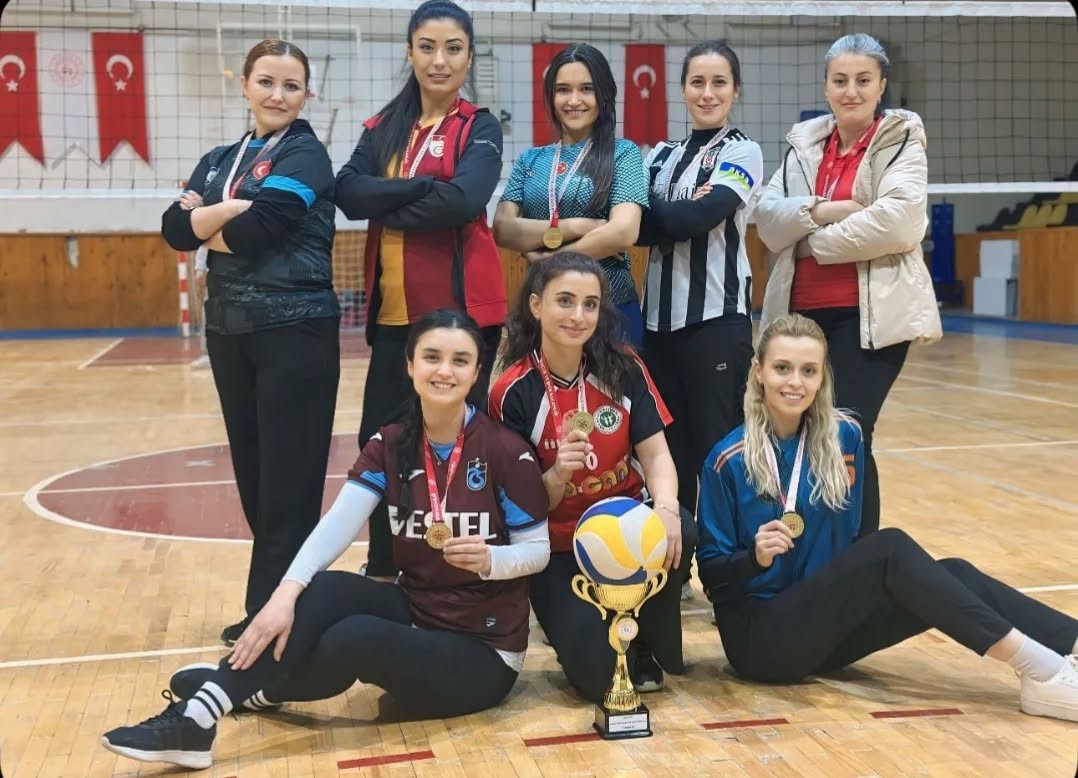 Bayburt’un kadın polisleri voleybol turnuvasında birinci oldu