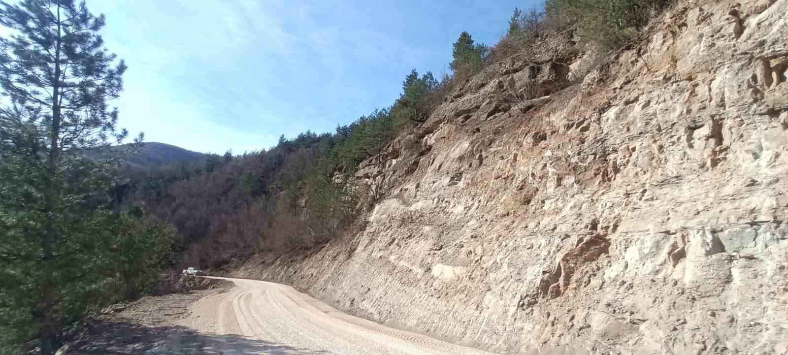 Karabük’te heyelanda kapanan köy yolu ulaşıma açıldı