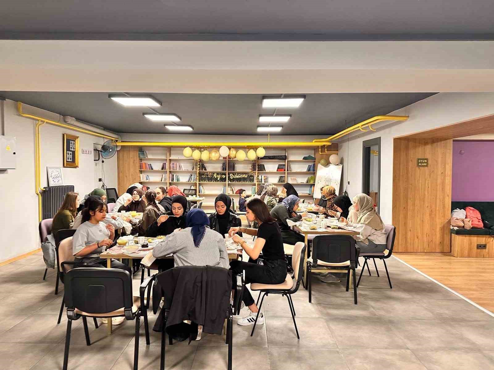 Liseli kız öğrenciler iftarda bir araya geldi