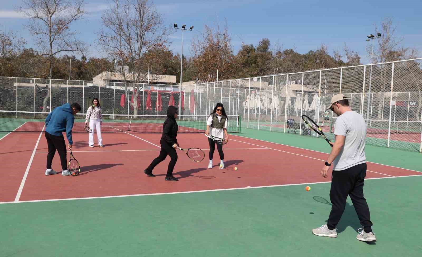 Büyükşehir Belediyesi’nden ücretsiz tenis eğitimi