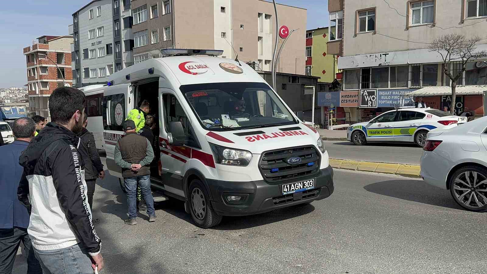Motosiklet sürücüsü yayaya çarptı