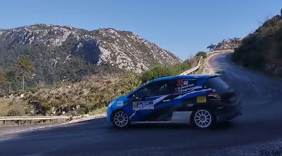 Ege Rallisi Marmaris’i izleyen gençler, pilotlara tezahürat yaptı