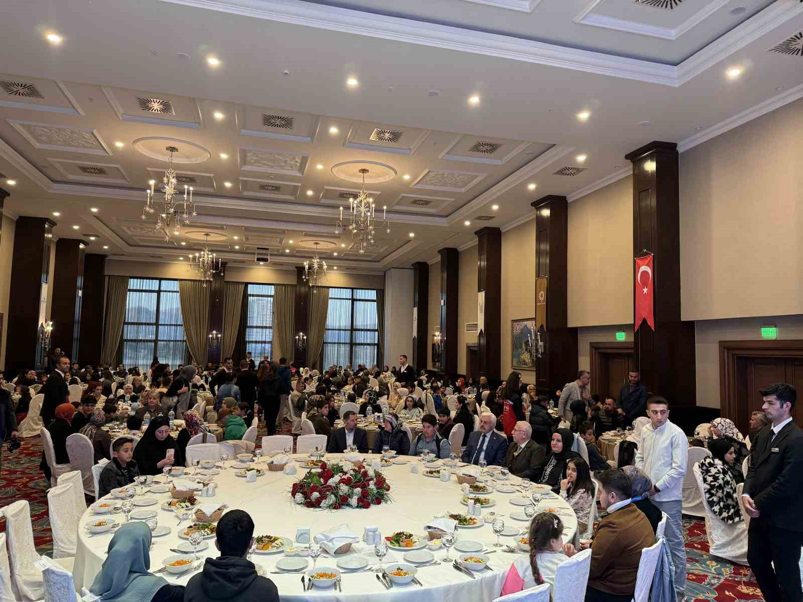 Vali Akkoyun, yetim ve öksüz çocuklarla iftar sofrasında buluştu