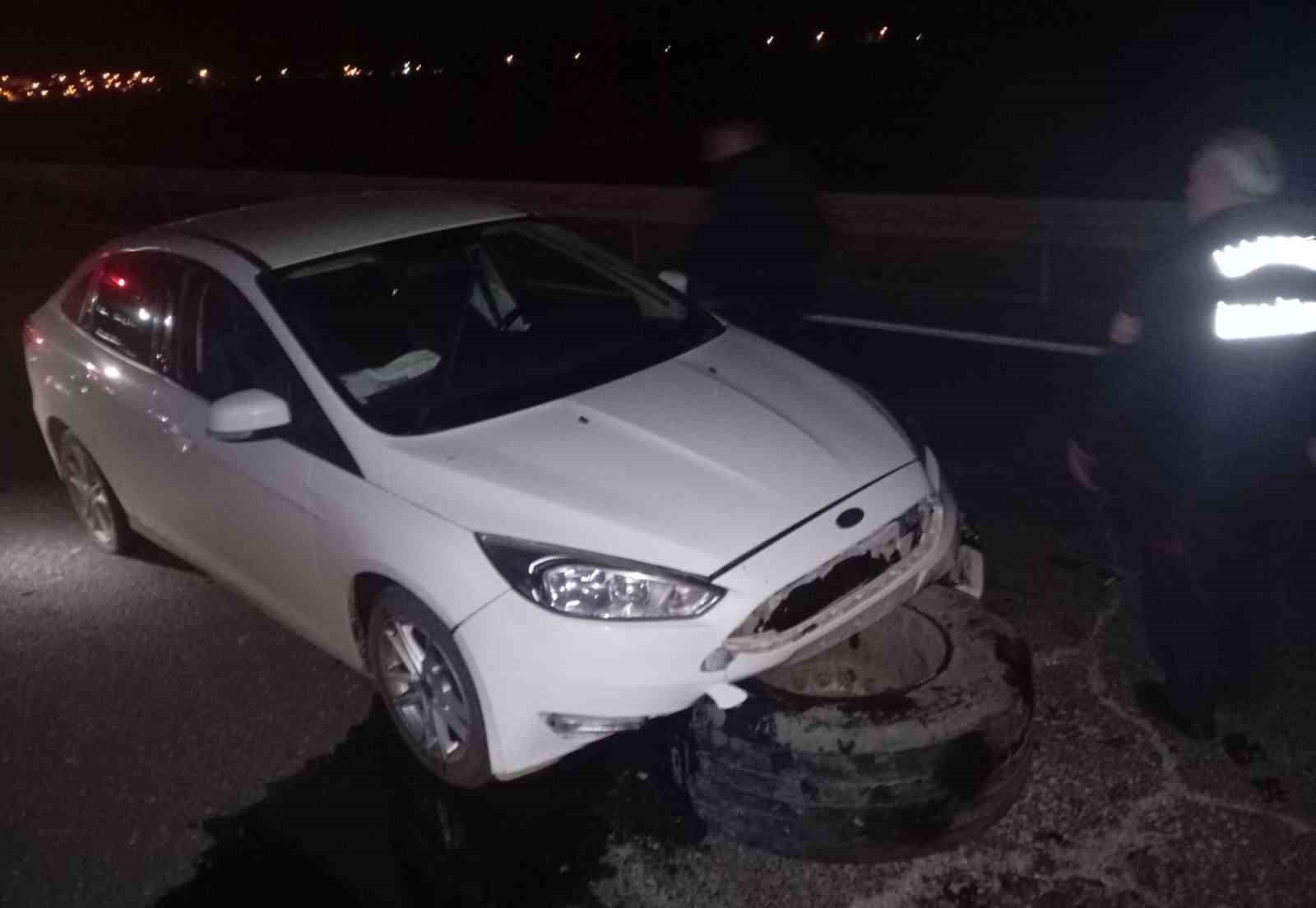 Mardin’de seyir halindeki otomobilin sürücüsü, tırdan fırlayan tekerin çarpması sonucu yaralandı
