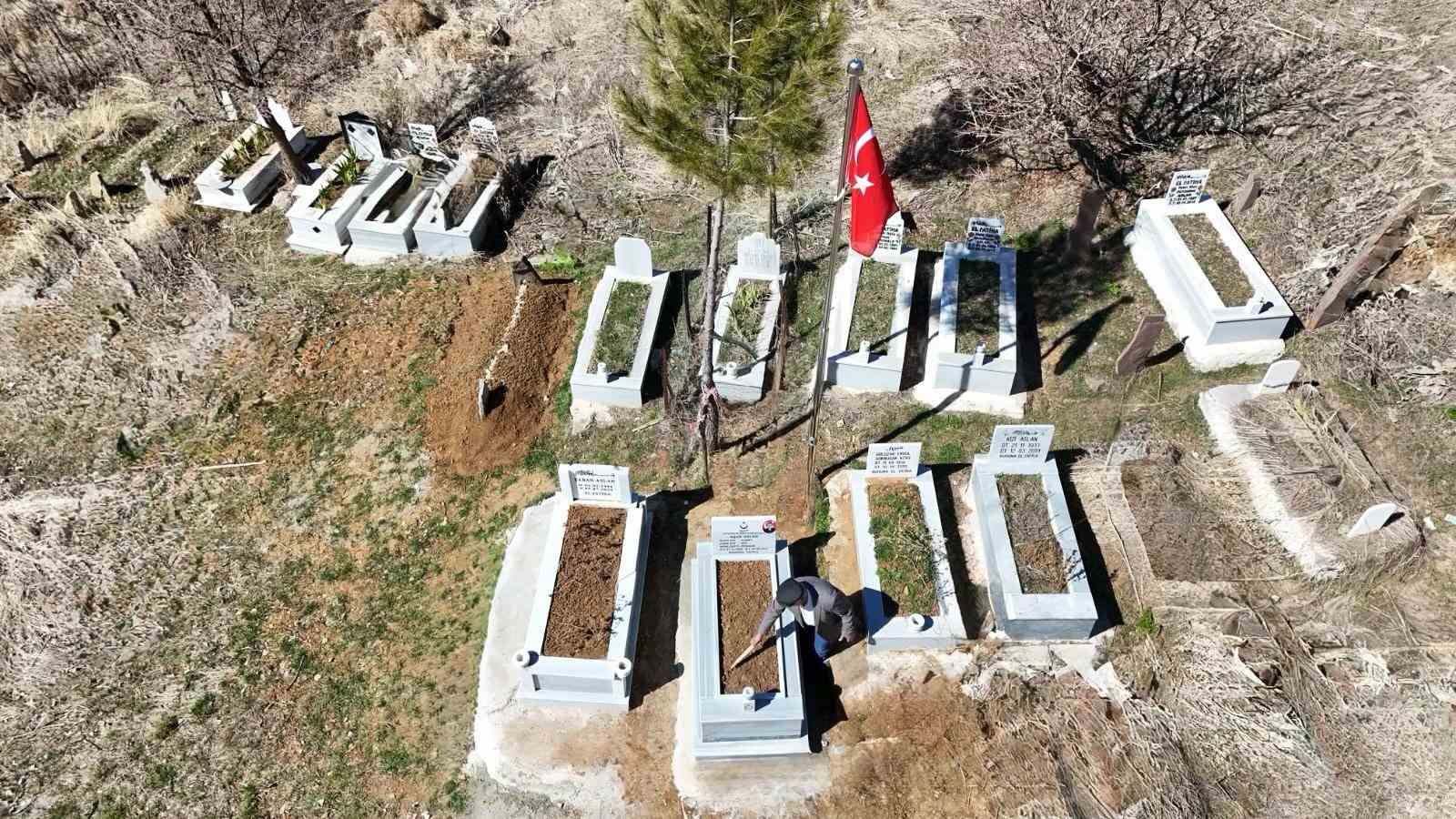 Siirt’te şehit mezarlıkları düzenlendi