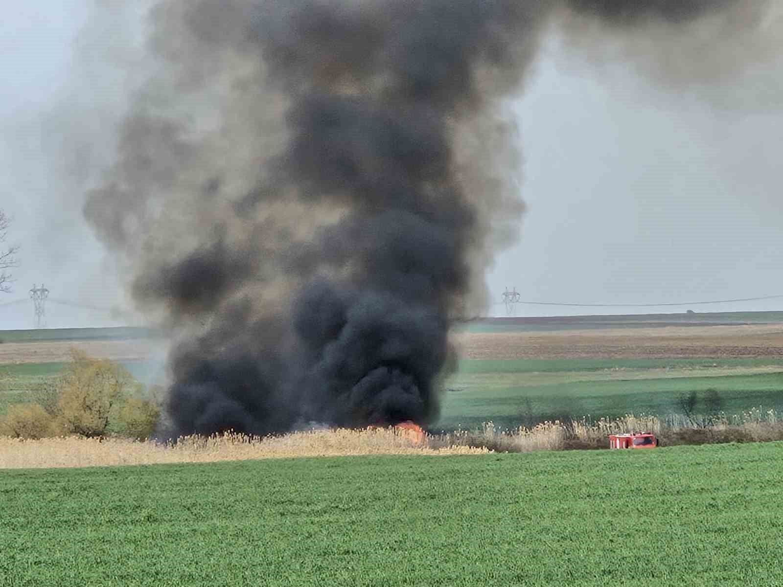 Sazlık alanda çıkan yangını itfaiye söndürdü