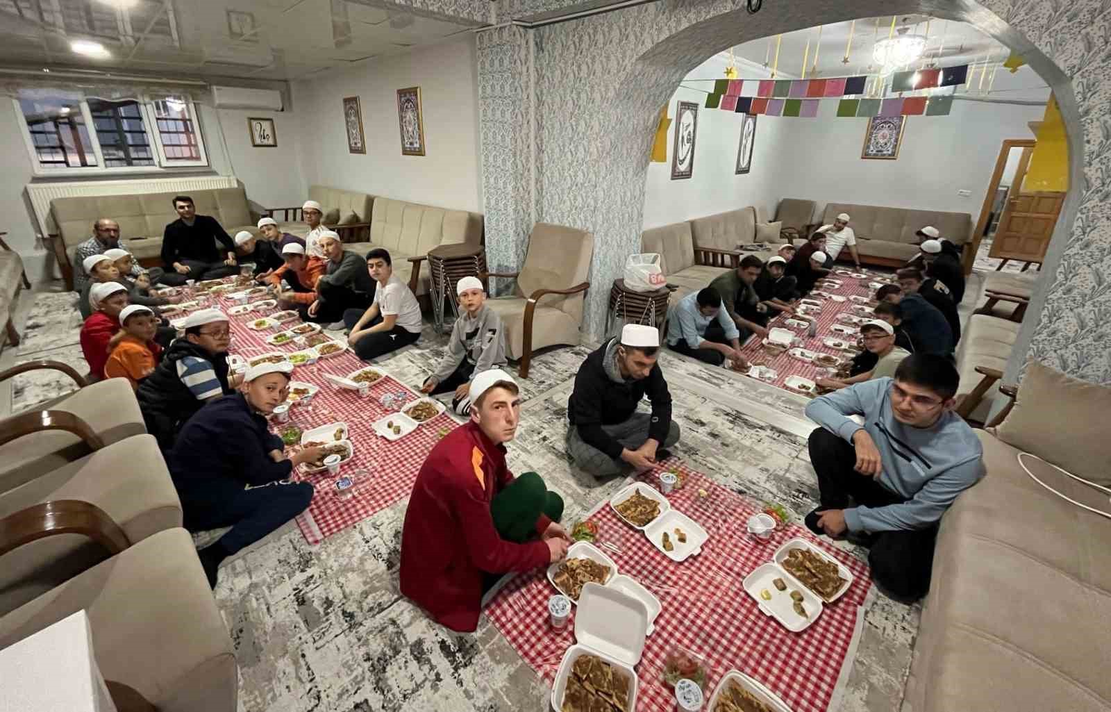 Hisarcık Kaymakamı Bahar, gençlerle iftarda buluştu