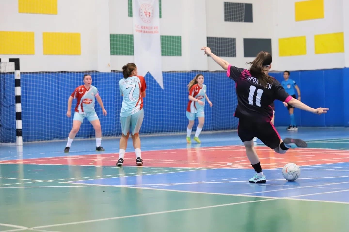 Denizli’nin ev sahipliğinde gerçekleşen futsalda yarı finalistler belli oldu