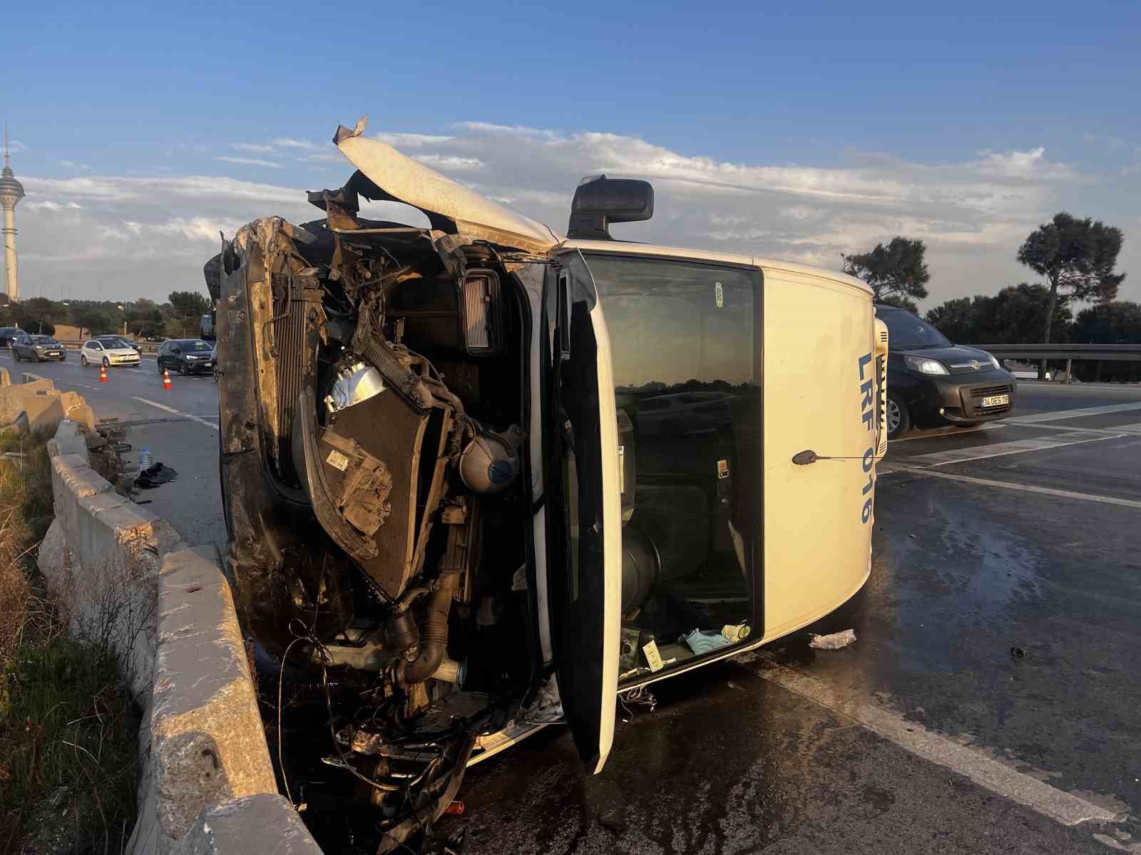 Büyükçekmece’de servis minibüsü devrildi