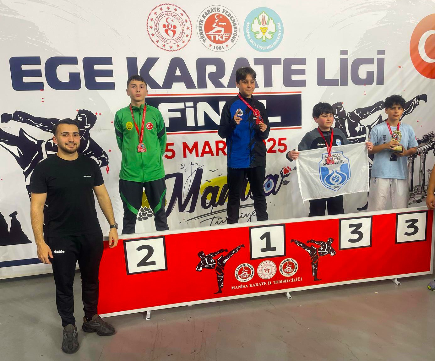 Aliağa’nın genç sporcuları madalyalarıyla döndü