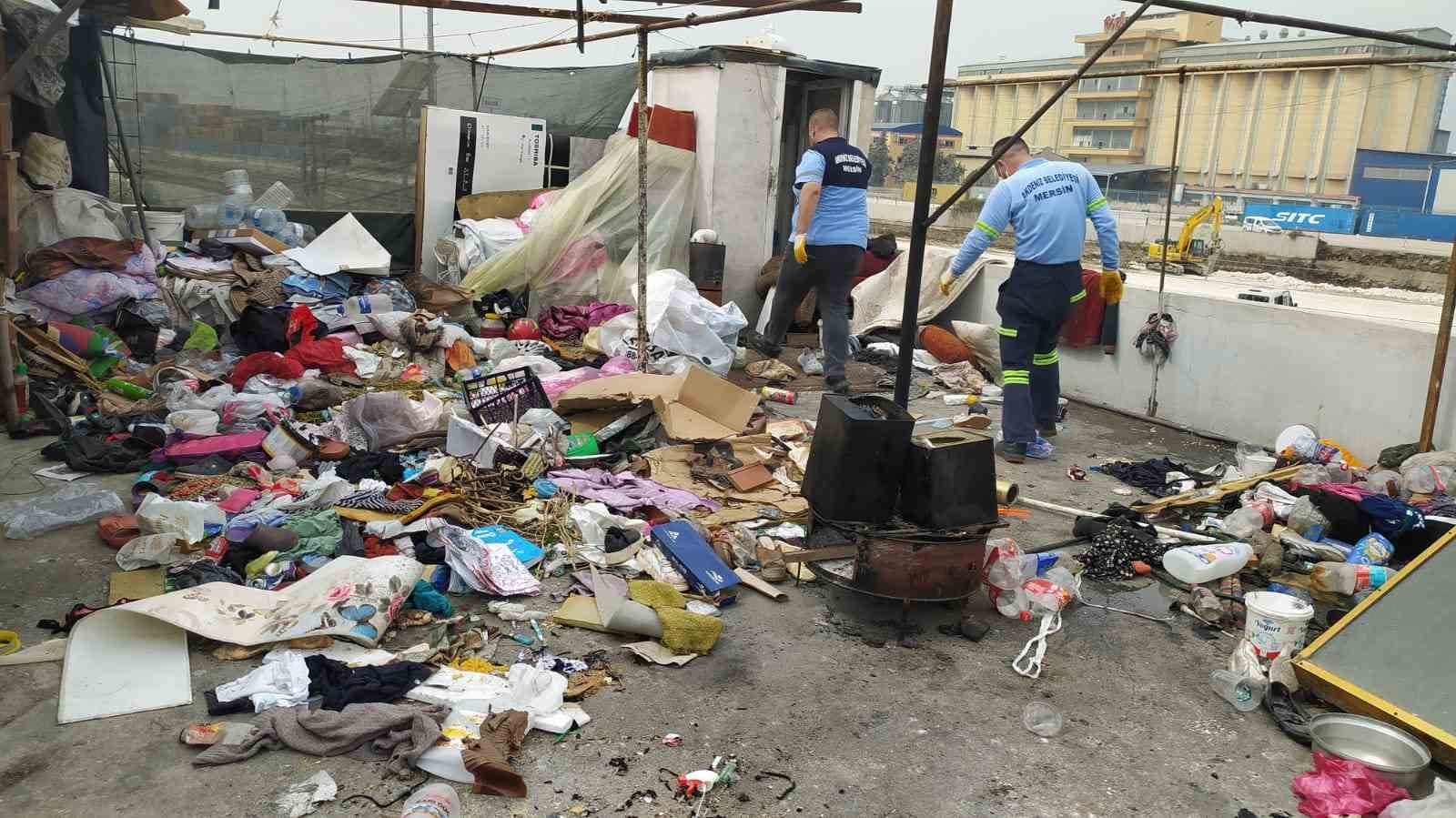 Mersin’de bir evden 5 kamyon çöp çıkarıldı