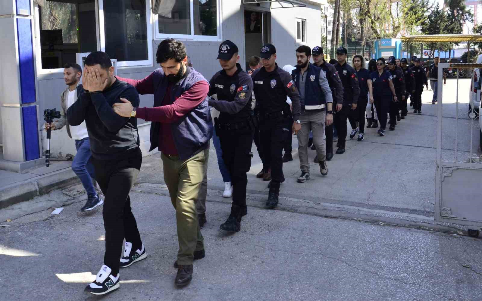 Mersin’de müşterilerini 120 milyon lira dolandırdığı iddia edilen kuyumcu İstanbul Havalimanı’nda yakalandı