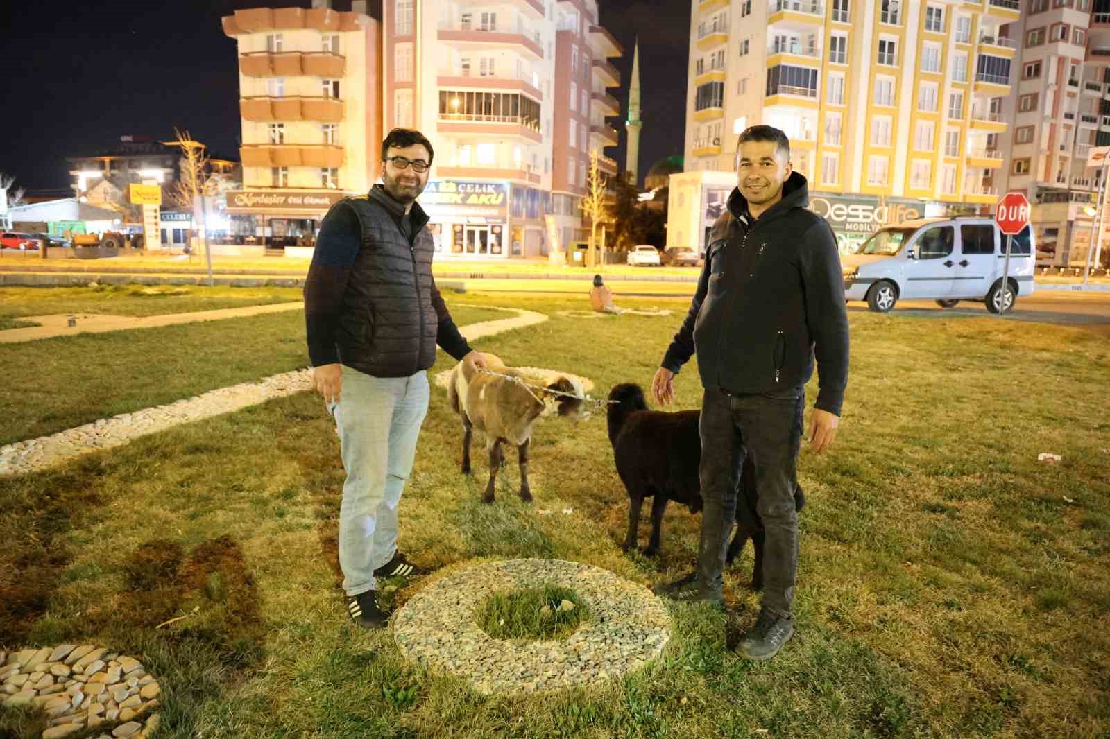 Kamyonetten yola düşen 