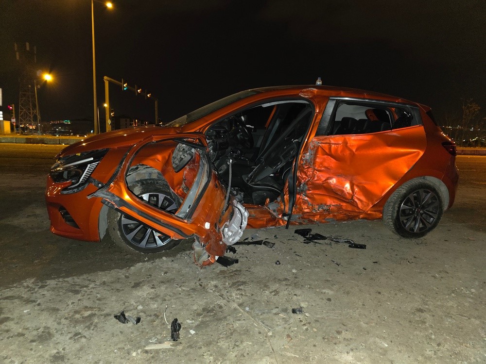 Elazığ’da hafif ticari araç ile otomobil çarpıştı: 3 yaralı