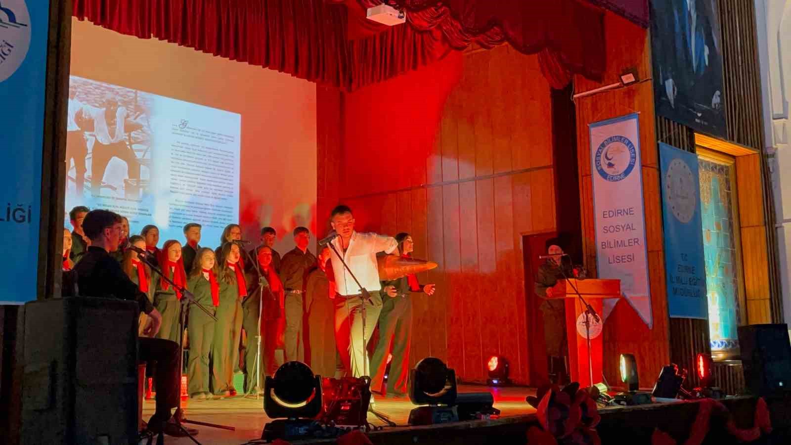 Edirne’de lise öğrencilerinin zafer gösterisi ilgiyle izlendi