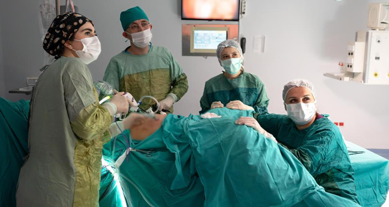 Karın ağrısıyla gitti, rahminden 7 kiloluk tümör çıktı