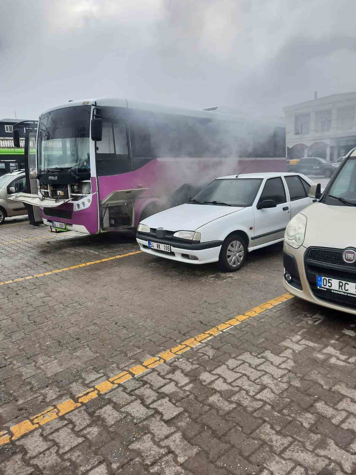 Park halindeki özel halk otobüsü yandı