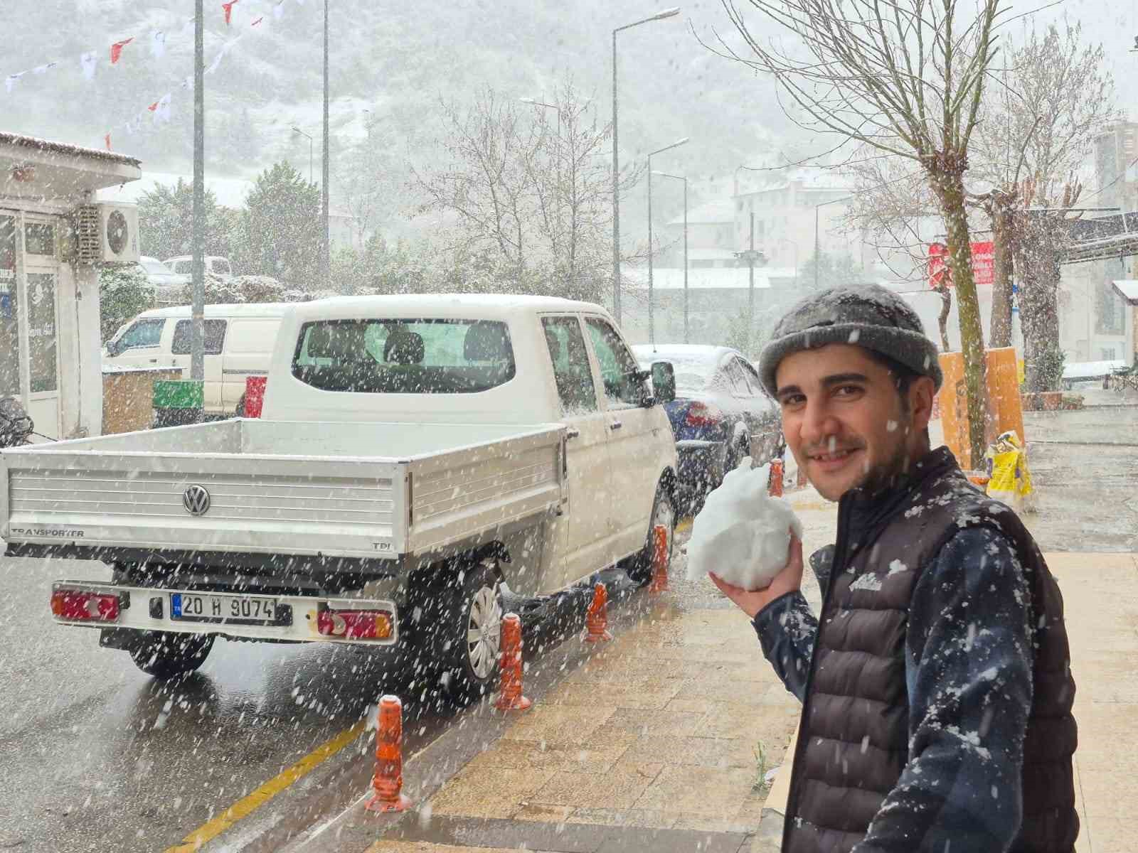 Denizli’de bahar ve kış aynı günde yaşandı