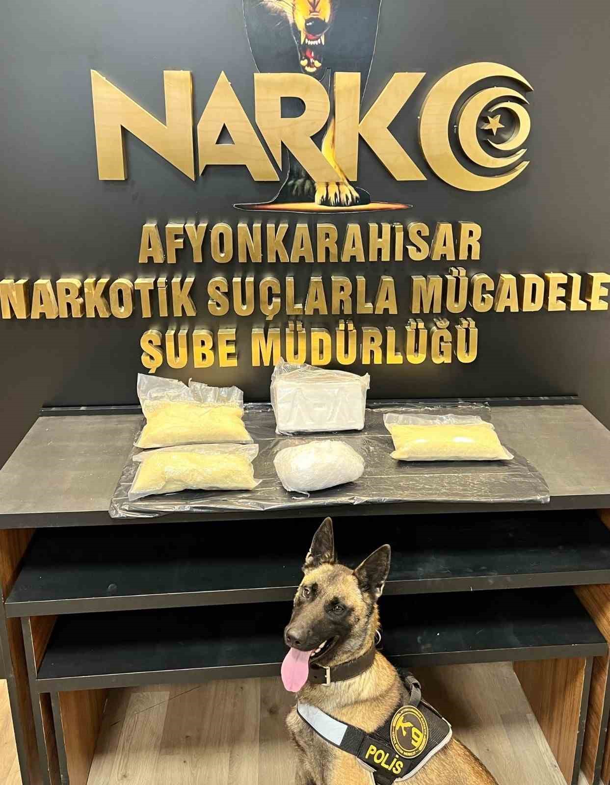 Polisin durdurduğu otomobilde 4 kilo 542 gram uyuşturucu ele geçirildi