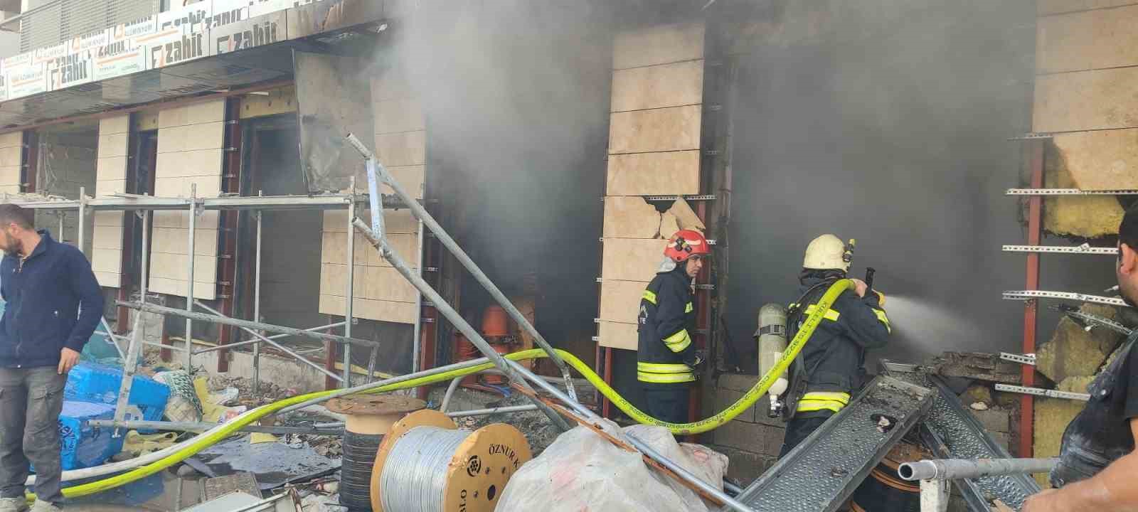 Kahramanmaraş’ta 2 depo yandı