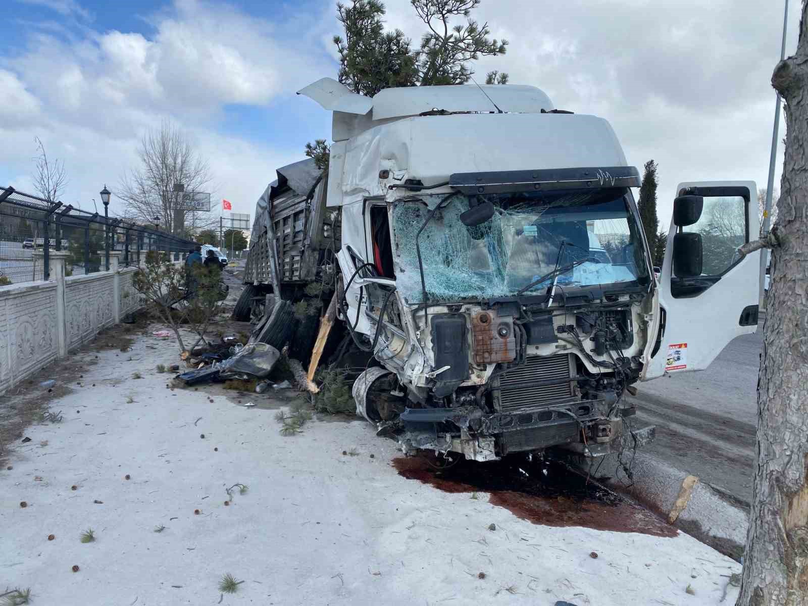 Kütahya’da tır ile kamyonet çarpıştı: 1 ölü, 2 yaralı