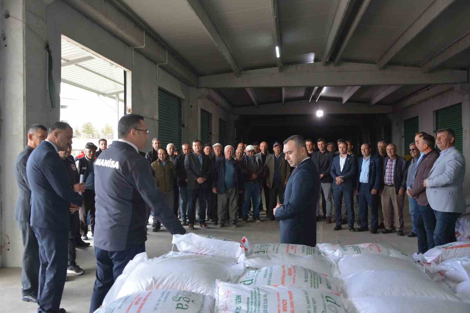 Demirci’de çiftçilere yüzde 75’i hibeli nohut tohumu desteği