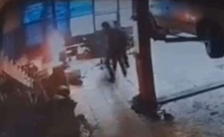 Sobaya benzin döktü, parlayan alevden son anda kurtuldu... O anlar kamerada