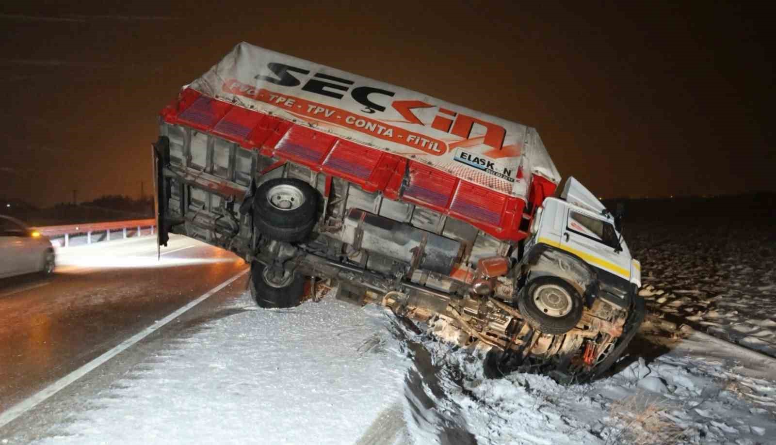 Aksaray’da kar, tipi ve buzlanma nedeniyle kazalar peş peşe yaşandı