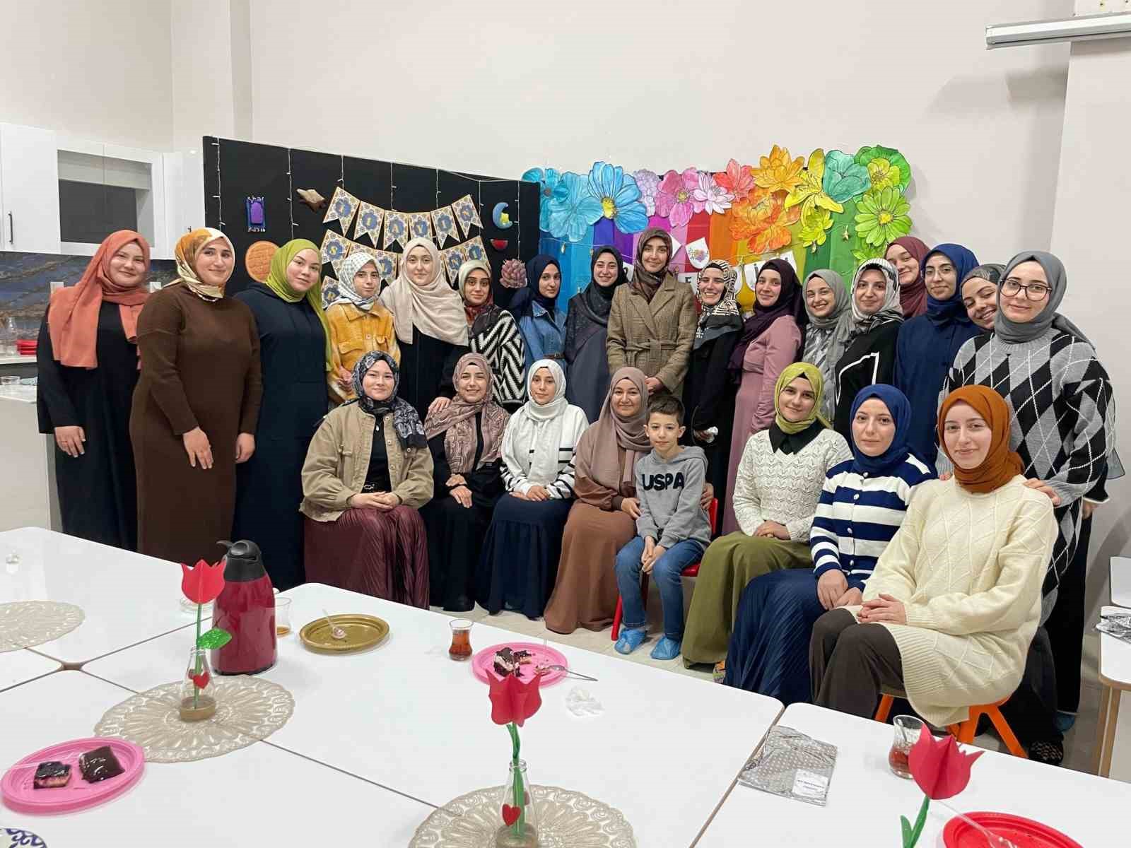 Üniversiteli gençler, Kütahya Dr. Osman Konur 4-6 Yaş Kur’an Kursu’nda iftarda buluştu