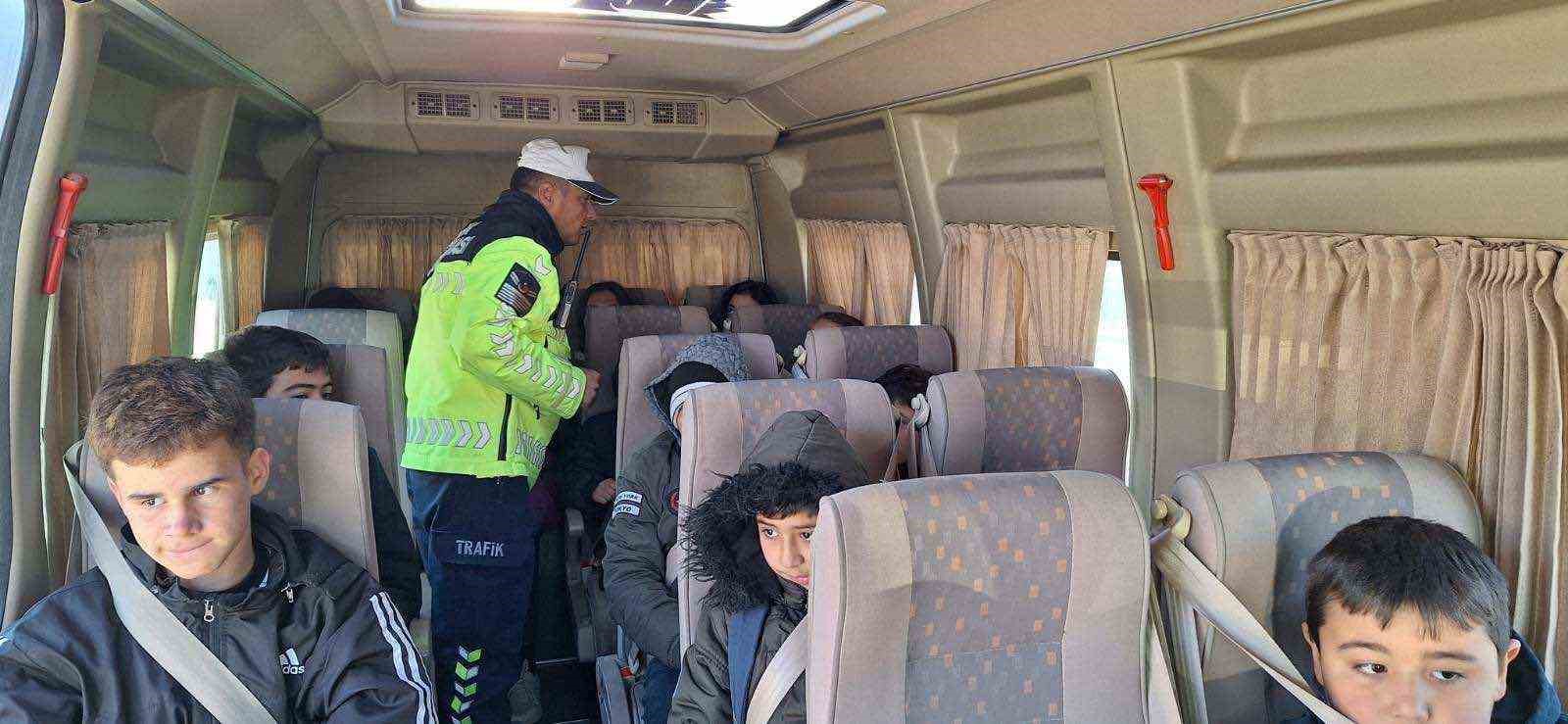 Kula’da Jandarma trafik timlerinden öğrencilere ve servis şoförlerine trafik eğitimi