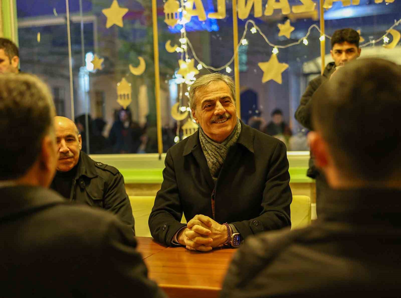 Başkan Alemdar, iftarını gençlerle birlikte açtı: 