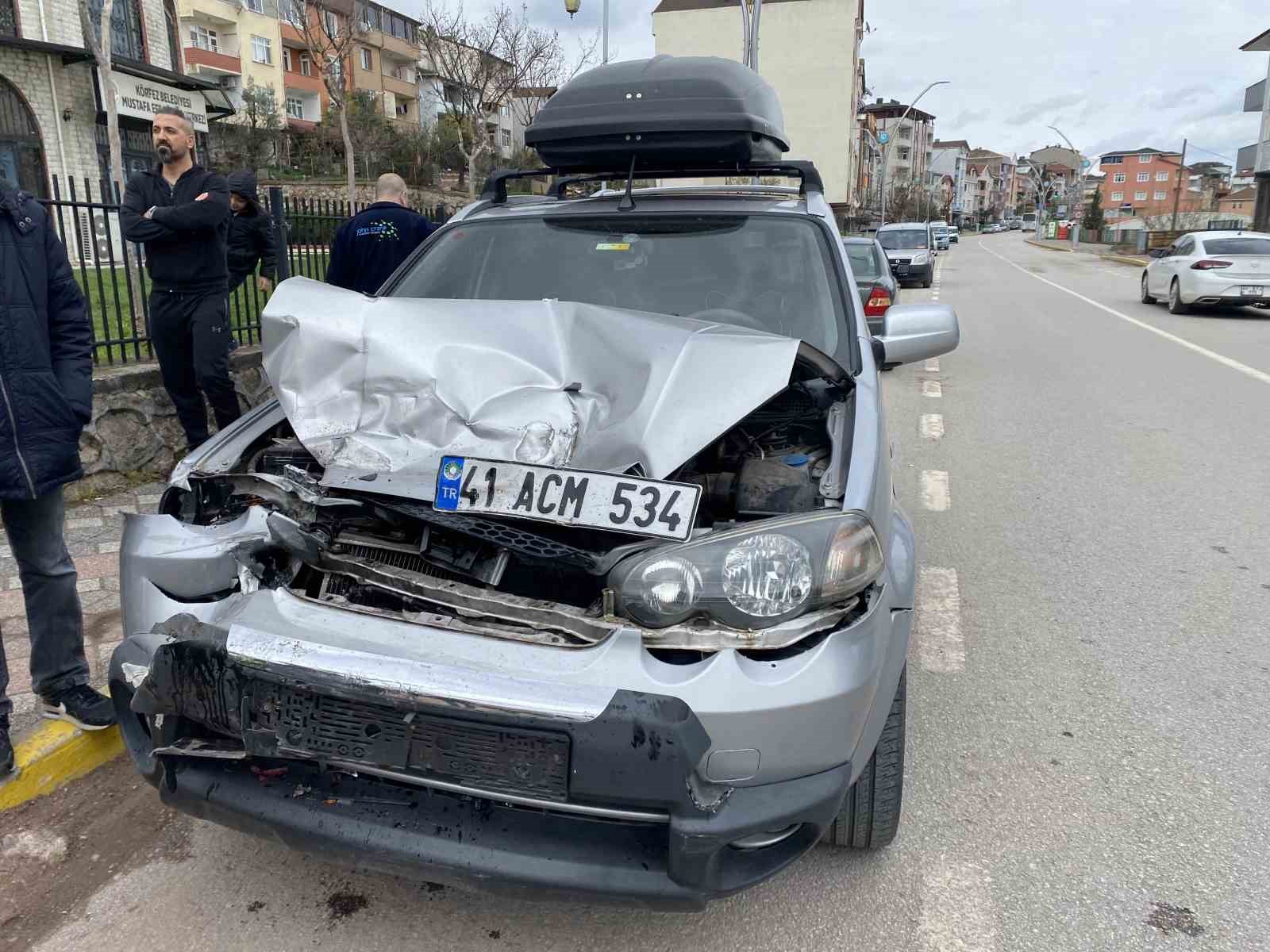 Otomobil park halindeki kamyonete çarptı: 1 çocuk yaralandı