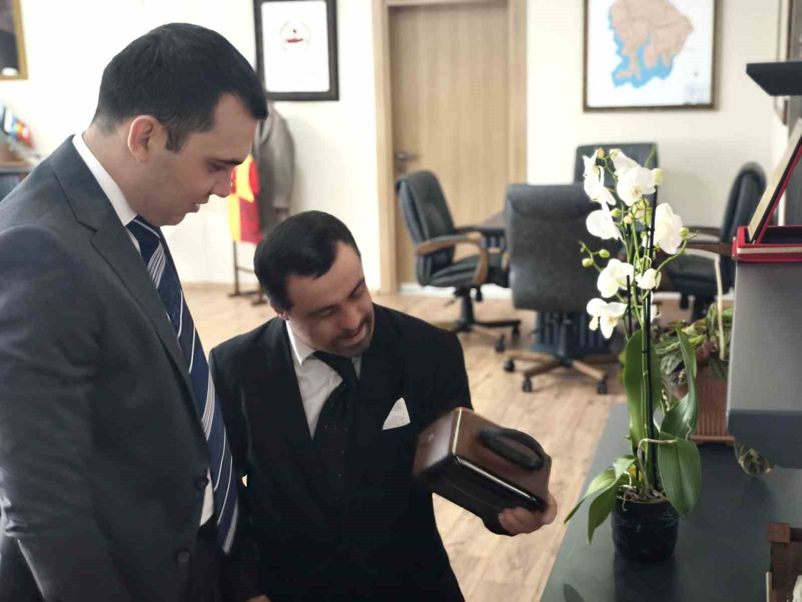 Kaymakam Zor, down sendromlu Kemal’i makamında ağırladı