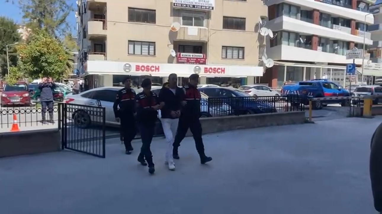 Eşini 20 balta darbesiyle öldüren zanlı Kuşadası’nda jandarmaya yakalandı