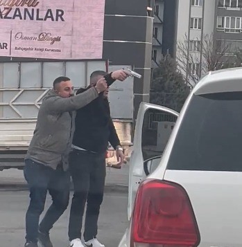 Kahramanmaraş’ta iki sürücü arasında kavga: Biri bagajı açınca diğeri tabanca çekti