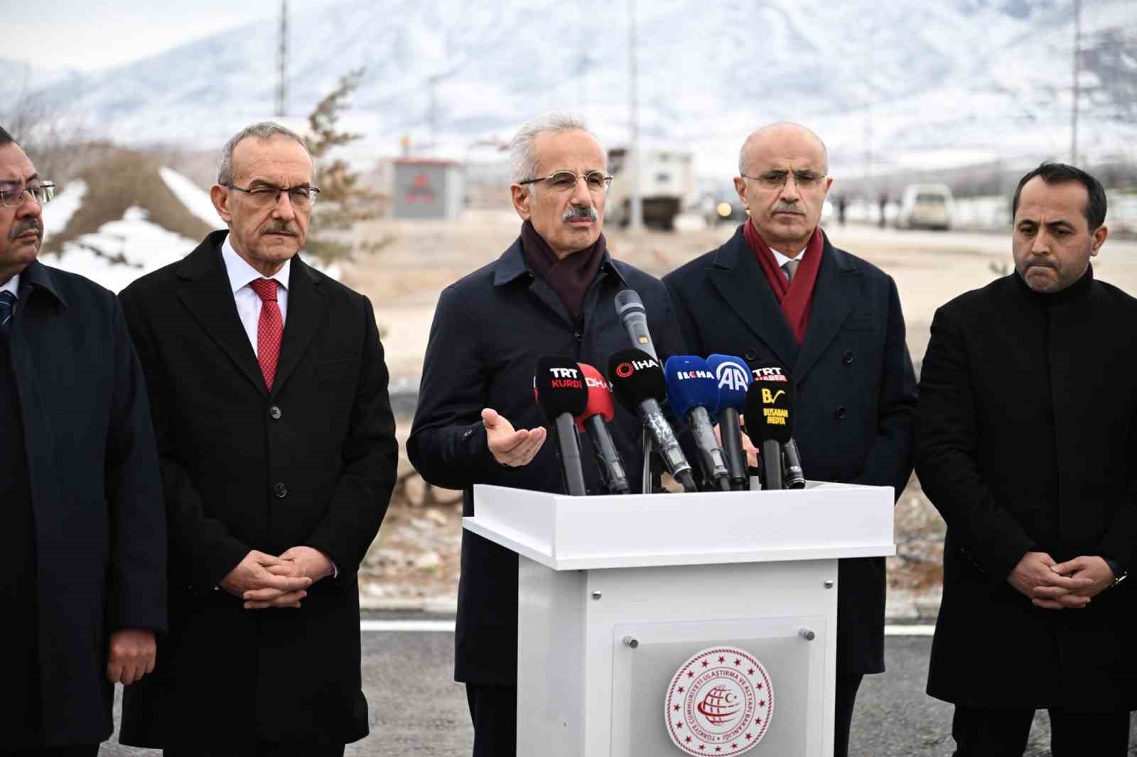 Bakan Uraloğlu, Malatya’da deprem konutları ve altyapı çalışmalarını inceledi