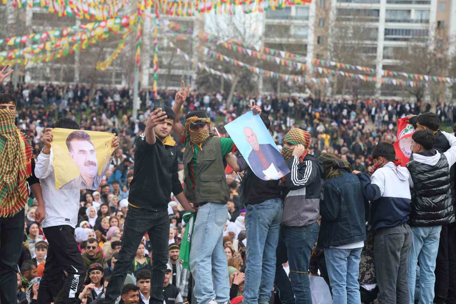 Diyarbakır’da yasaklı flama taşıyan ve kıyafet giyen 80 kişi gözaltına alındı