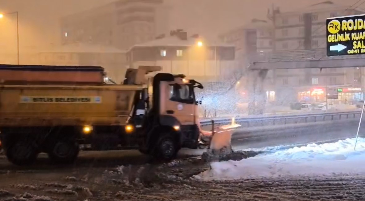 Tatvan’da yüksek kesimlerde kar yağışı etkili oldu