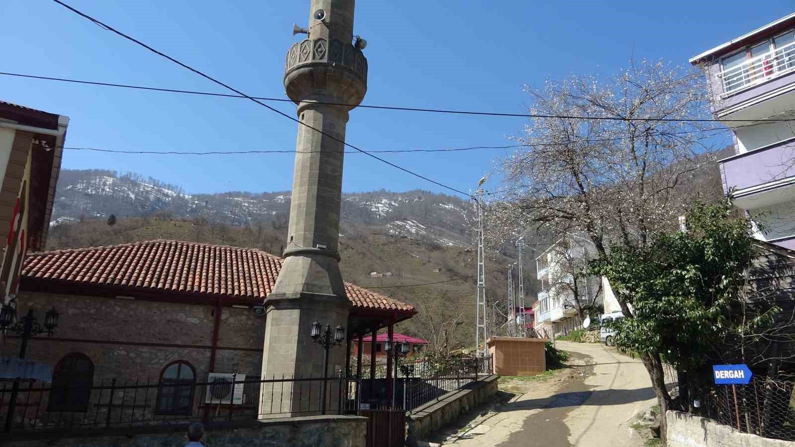 500 yıllık camide kök boya ile resmedilen tasvirler dikkat çekiyor